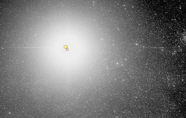 En yakn yldz sistemi Alfa Erboa'nn (Centauri) bir fotoraf.  yldzdan ikisi, Alfa Erboa A ve B dairelerle iaretlenmi durumda. Sistemdeki nc yldz olan Proxima Erboa ise bu resimde grnmyor.