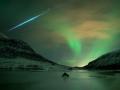 19 Aralık 2009 : Kuzey Işıklarının Yumuşak Parıltısı, Göktaşının Ani Işıltısı