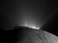 4 Austos 2014 : Shadows and Plumes Across Enceladus