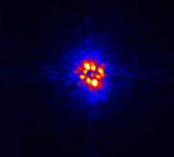 Lyot Projesi'nde kullanılan taççeker ile gözlemlenen 55 Yengeç yıldızı. Bu görüntü muhtemelen şimdiye kadar çekilmiş en iyi yıldız görüntüsüdür.	(Görüntü Katkısı: ABD Doğa Tarihi Müzesi)