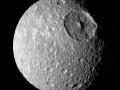 Mimas : Küçük Uydu, Büyük Krater - 17 Mayıs 2009