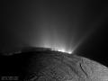 16 Nisan 2017 : Enceladus'un Üzerinde Yaşama İmkan Veren Duman Bulutları